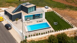 Willkommen in der Villa Natureza - Luxuriöse und moderne Villa mit 3 Schlafzimmern und Platz für 6 Personen. Offene, voll ausgestattete Küche, Geräumiger Wohnbereich mit Smart-TV, WLAN und Blick auf den beheizten Pool und den Whirlpool im Freien.