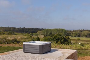 Willkommen in der Villa Natureza - Luxuriöse und moderne Villa mit 3 Schlafzimmern und Platz für 6 Personen. Offene, voll ausgestattete Küche, Geräumiger Wohnbereich mit Smart-TV, WLAN und Blick auf den beheizten Pool und den Whirlpool im Freien.