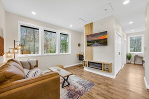 Cozy up by the floating electric fireplace – ambiance guaranteed.