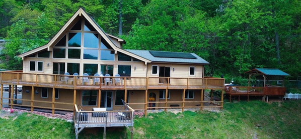 Welcome to Sky Island Chalet. Only 1 hour from DC area.