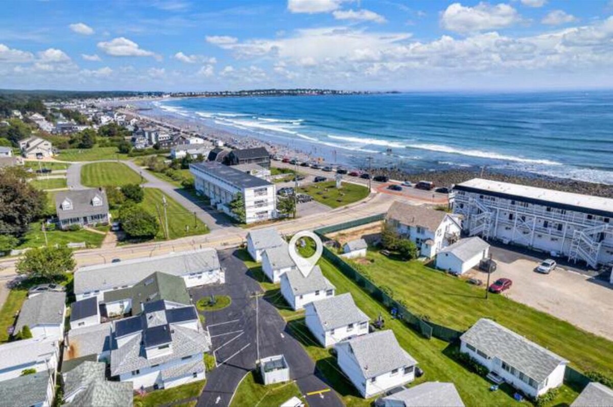 Bright Beach Cottage At Long Sands Beach