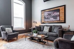 Indulge in Spacious Luxury: Our living room, designed for both comfort and elegance, awaits your arrival. Located in the heart of Stratford, close to the festival and downtown's vibrant scene, it’s where luxury meets convenience