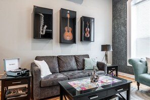Indulge in Spacious Luxury: Our living room, designed for both comfort and elegance, awaits your arrival. Located in the heart of Stratford, close to the festival and downtown's vibrant scene, it’s where luxury meets convenience."