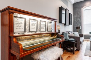 Indulge in Spacious Luxury: Our living room, designed for both comfort and elegance, awaits your arrival. Located in the heart of Stratford, close to the festival and downtown's vibrant scene, it’s where luxury meets convenience."