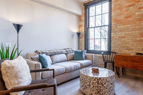 Spacious Elegance: Relax in our luxurious living room, a perfect blend of space and comfort. Just minutes from the Stratford Festival and downtown Stratford, Ontario, it’s an ideal retreat for culture enthusiasts