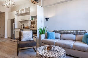 Spacious Elegance: Relax in our luxurious living room, a perfect blend of space and comfort. Just minutes from the Stratford Festival and downtown Stratford, Ontario, it’s an ideal retreat for culture enthusiasts