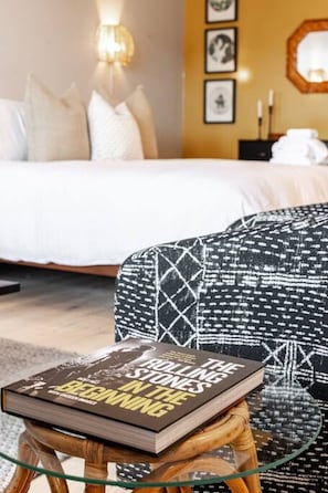 Retreat in style to our newly renovated studio apartment, where comfort meets convenience in downtown Stratford. Enjoy easy access to coffee shops, restaurants, shopping, Stratford Festival theatres, and nature trails—all minutes away