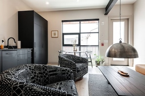 Retreat in style to our newly renovated studio apartment, where comfort meets convenience in downtown Stratford. Enjoy easy access to coffee shops, restaurants, shopping, Stratford Festival theatres, and nature trails—all minutes away