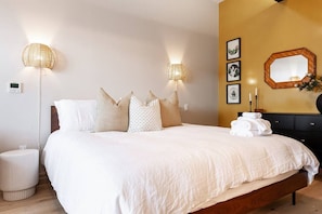 Living Spaces, Kitchen , Bedroom, Bathroom, Stratford's Historical Downtown, free Laundry