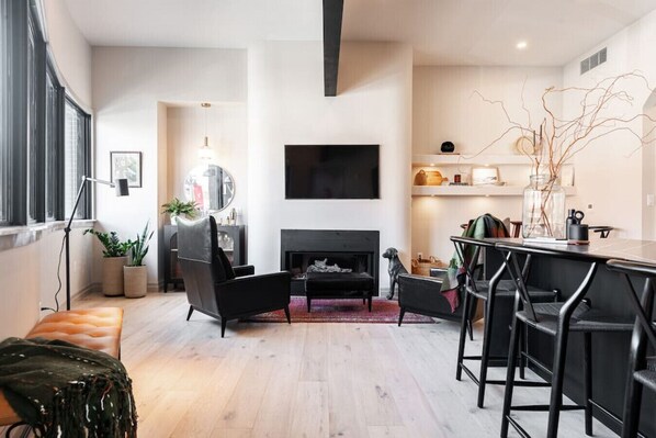 Immerse yourself in the tranquil luxury of our high-end vacation rental, a serene haven above Stratford’s bustling streets. Featuring a cozy fireplace and an outdoor seating area with a gas heat lamp, it’s the perfect blend of comfort and sophistication