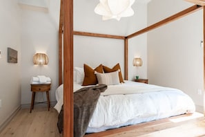 Slumber in luxury on a four-poster King bed with linen sheets, a centerpiece in our chic vacation apartment. Located in the heart of Stratford, Ontario, it's an exquisite retreat after a day of shopping, dining, and festival-going