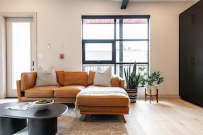 Relax in style in our corner unit, bathed in natural light and nestled in Stratford’s main shopping and dining hub. Perfect for those eager to explore the bustling city centre and enjoy the Stratford Festival's cultural offerings