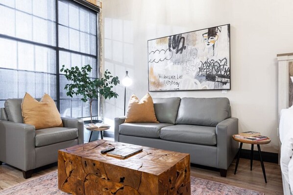 Indulge in Spacious Luxury: Our living room, designed for both comfort and elegance, awaits your arrival. Located in the heart of Stratford, close to the festival and downtown's vibrant scene, it’s where luxury meets convenience