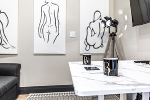 Gallery-Inspired Living: Our home is adorned with unique artwork, celebrating Stratford's artistic heritage. Located near art galleries and the Stratford Festival, it's an artist's dream stay