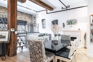 Elegant Dining: Enjoy memorable meals in our spacious dining area, perfect for gatherings. Steps from Stratford’s historical downtown and culinary festivals, indulge in the local gastronomy