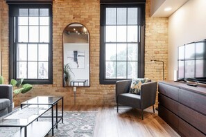 Spacious Elegance: Relax in our luxurious living room, a perfect blend of space and comfort. Just minutes from the Stratford Festival and downtown Stratford, Ontario, it’s an ideal retreat for culture enthusiasts