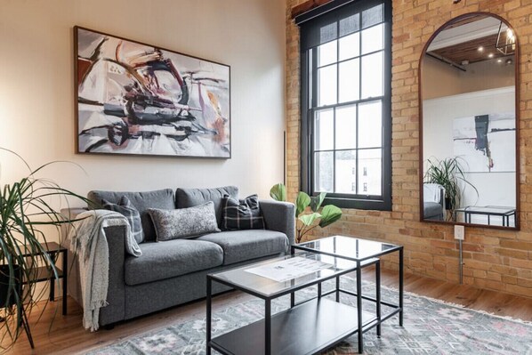 Spacious Elegance: Relax in our luxurious living room, a perfect blend of space and comfort. Just minutes from the Stratford Festival and downtown Stratford, Ontario, it’s an ideal retreat for culture enthusiasts