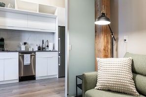 Spacious Elegance: Relax in our luxurious living room, a perfect blend of space and comfort. Just minutes from the Stratford Festival and downtown Stratford, Ontario, it’s an ideal retreat for culture enthusiasts