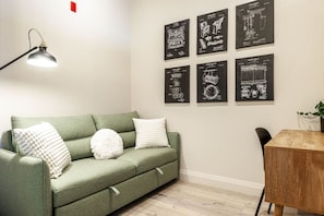 Spacious Elegance: Relax in our luxurious living room, a perfect blend of space and comfort. Just minutes from the Stratford Festival and downtown Stratford, Ontario, it’s an ideal retreat for culture enthusiasts