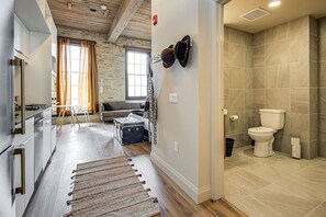 Spacious Elegance: Relax in our luxurious living room, a perfect blend of space and comfort. Just minutes from the Stratford Festival and downtown Stratford, Ontario, it’s an ideal retreat for culture enthusiasts