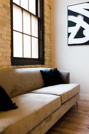 Spacious Elegance: Relax in our luxurious living room, a perfect blend of space and comfort. Just minutes from the Stratford Festival and downtown Stratford, Ontario, it’s an ideal retreat for culture enthusiasts