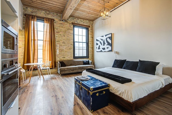 Spacious Elegance: Relax in our luxurious living room, a perfect blend of space and comfort. Just minutes from the Stratford Festival and downtown Stratford, Ontario, it’s an ideal retreat for culture enthusiasts