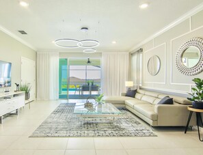 3763LANAAVE-LIVINGROOM2_ADJUST