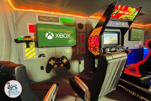 9004FLAMINGOKEY_GAMEROOM2