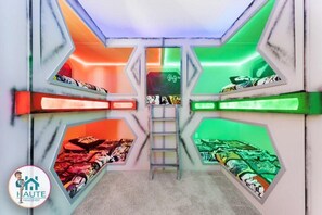 9004FLAMINGOKEY_BEDROOM4STARWARS_3
