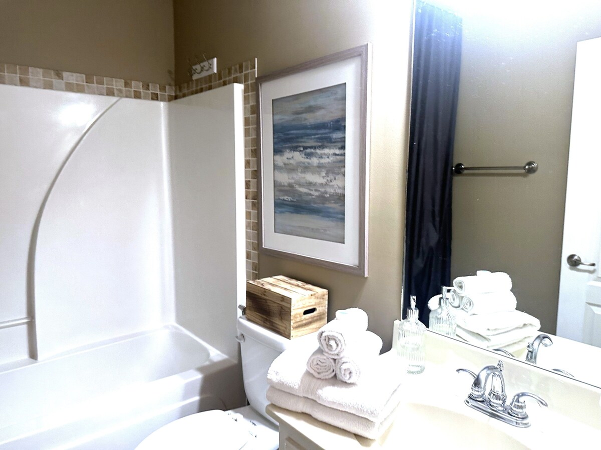 Private Luxury Suite 2 Bed 1 Bath w/ LR and Kitchenette! Remote Workspace