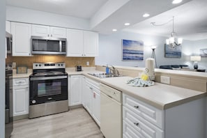 Fully Equipped Kitchen: Ideal for Preparing Meals and Snacks.