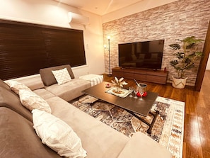 Living room (north side)