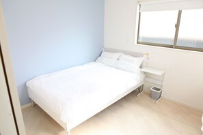 Bedroom 1: Semi-double bed (2 persons)