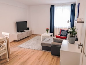 Property, Plant, Furniture, Comfort, Houseplant, Interior Design, Building, Wood, Living Room, Flooring