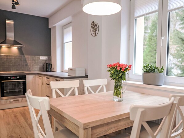 Table, Flower, Plant, Furniture, Property, Window, Wood, Lighting, Interior Design, Countertop