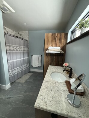 1st floor bathroom w/tub