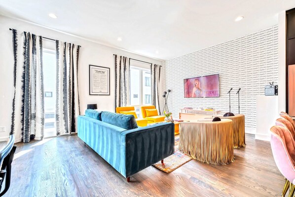Discover this stylish Nashville retreat, perfect for large groups or bachelorette parties! Enjoy spacious layouts, vibrant decor, and cozy nights in before your Music City adventures. Experience luxury with all the comforts of home!