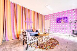 Experience your vibrant oasis in Nashville! Perfect for bachelorette parties or chic getaways, this stylish space features playful decor and cozy seating—ideal for unwinding after downtown adventures or before karaoke. Enjoy a fun and luxurious vacation!