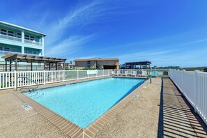 Coral Cay Beachfront Condos | Community Amenities | Outdoor Pool