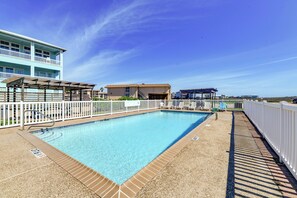 Coral Cay Beachfront Condos | Community Amenities | Outdoor Pool