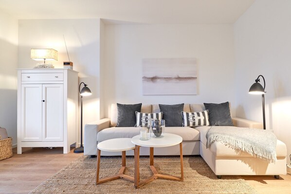 Wohnzimmer mit gemĂŒtlichem Ecksofa