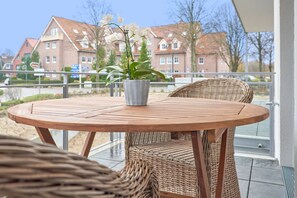 möblierter Balkon, überdacht
