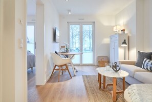 Wohn- und Essbereich mit Zugang zum Schlafzimmer
