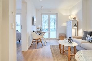 Wohn- und Essbereich mit Zugang zum Schlafzimmer