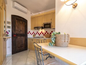 Möbel, Tabelle, Cabinetry, Countertop, Holz, Interior Design, Zimmerpflanze, Fussboden, Flooring, Küche