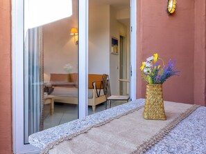 Möbel, Eigentum, Gebäude, Pflanze, Interior Design, Tür, Zimmerpflanze, Blume, Stuhl, Haus