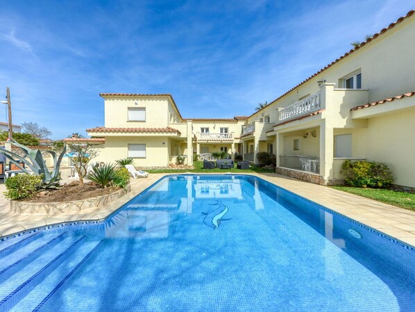 Sky, Cloud, Water, Plant, Swimming Pool, Building, Blue, Azure, Tree, House