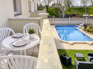Ciel, Nuage, L'Eau, Plante, Piscine, Bâtiment, Bleu, Bleu Azur, Arbre, Maison