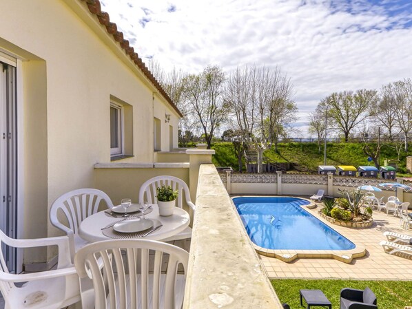 Ciel, Nuage, L'Eau, Plante, Piscine, Bâtiment, Bleu, Bleu Azur, Arbre, Maison