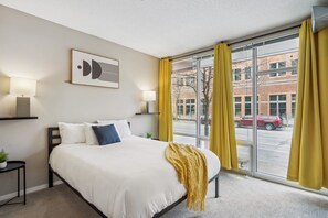 Bedroom - 1 Queen bed